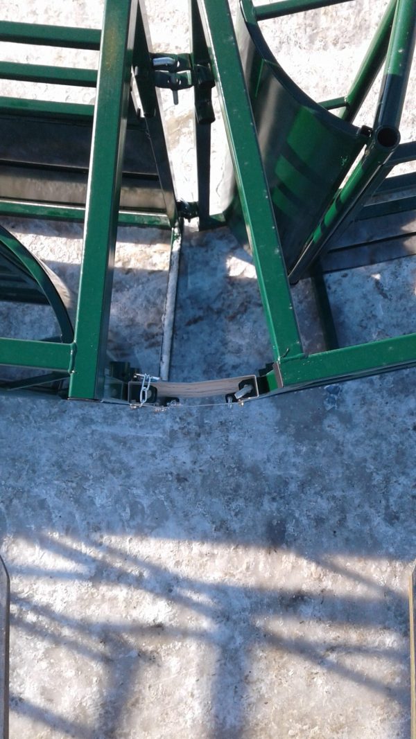 Angle Bracket to make Curved Alleys in Green Color