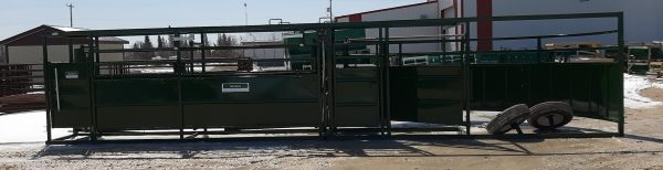 Portable 8.5ft Cornerless Crowd Tub & 17ft Adjustable Alley in Green color