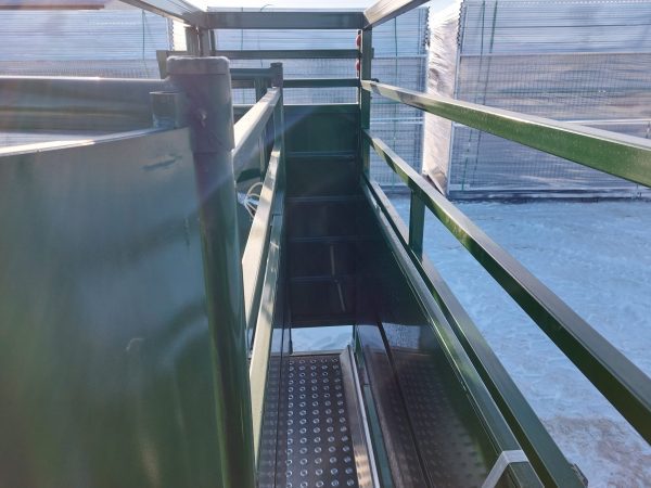Heavy Duty Weigh Crate (Adjustable or Non-Adjustable)- Inside View