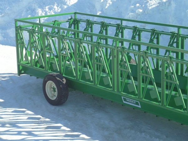 Lakeland- Self Locking Feeder Wagon
