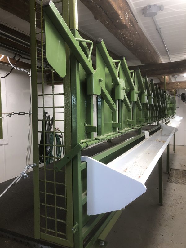 Self-Locking Head Rail for Parlors by Lakeland