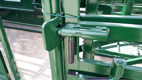 Half Circle Calving Station- Lock View