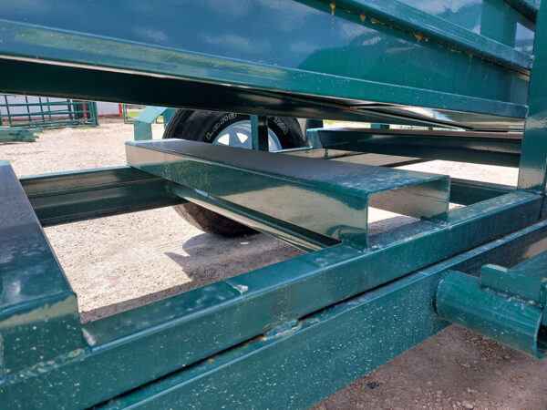 Lakeland farm E-Series Portable Adjustable Loading Chute
