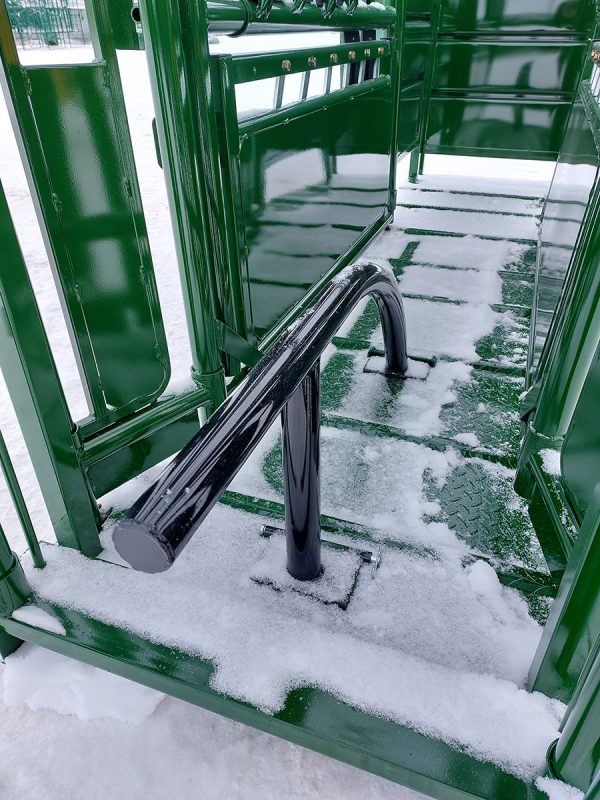 Portable Tub, Alley, and Easy Catch Squeeze Chute inside View