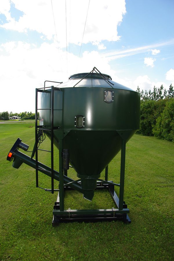80 Bushel Mixer Easy Feeder in Field